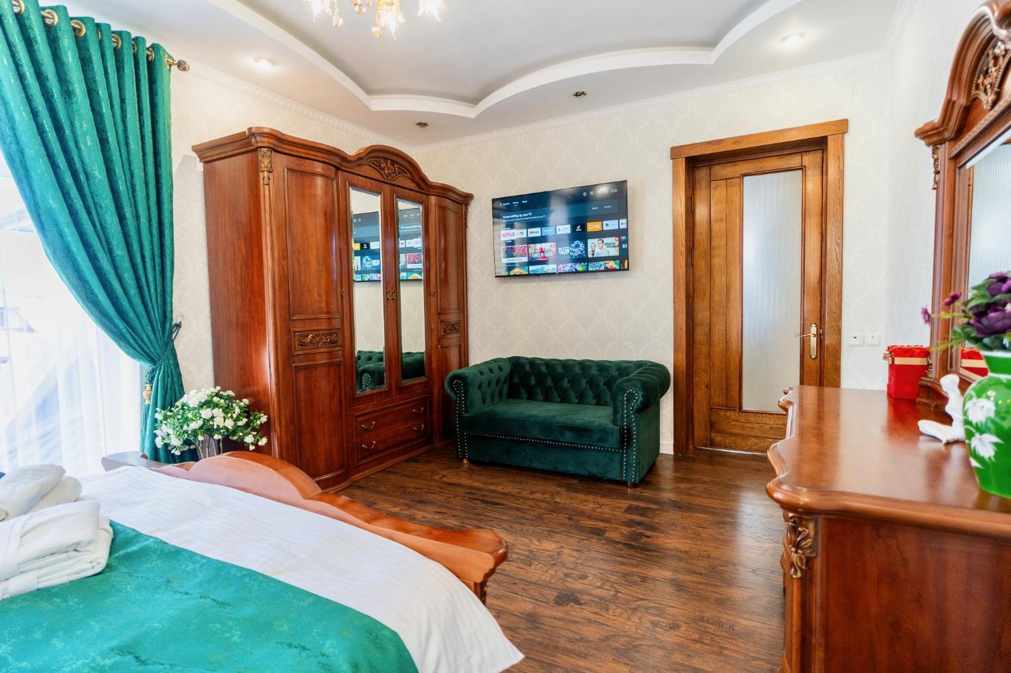Luxurious Villa With Lush Garden And Huge Terrace Near Herastrau Park Bucarest Extérieur photo