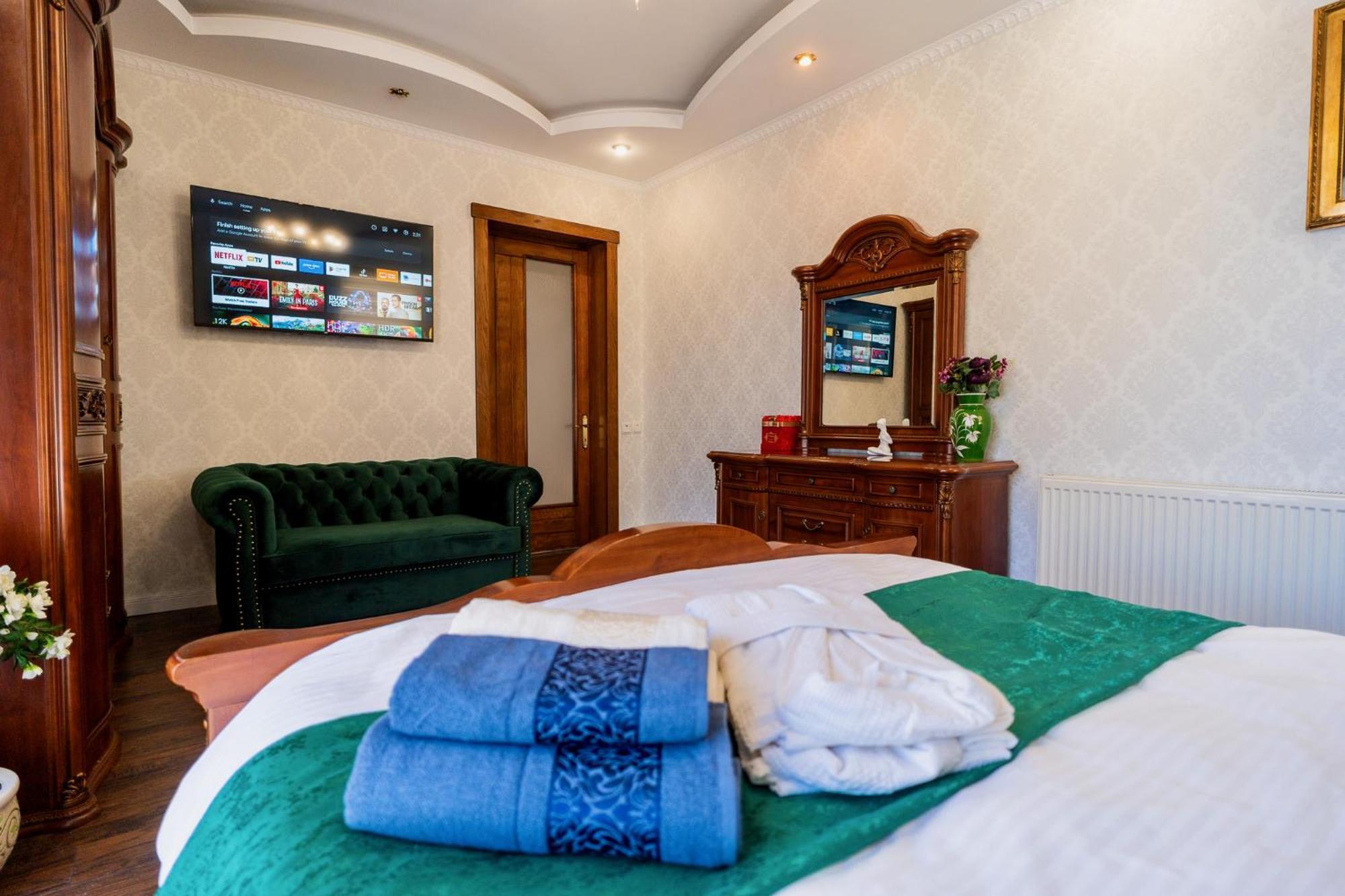 Luxurious Villa With Lush Garden And Huge Terrace Near Herastrau Park Bucarest Extérieur photo
