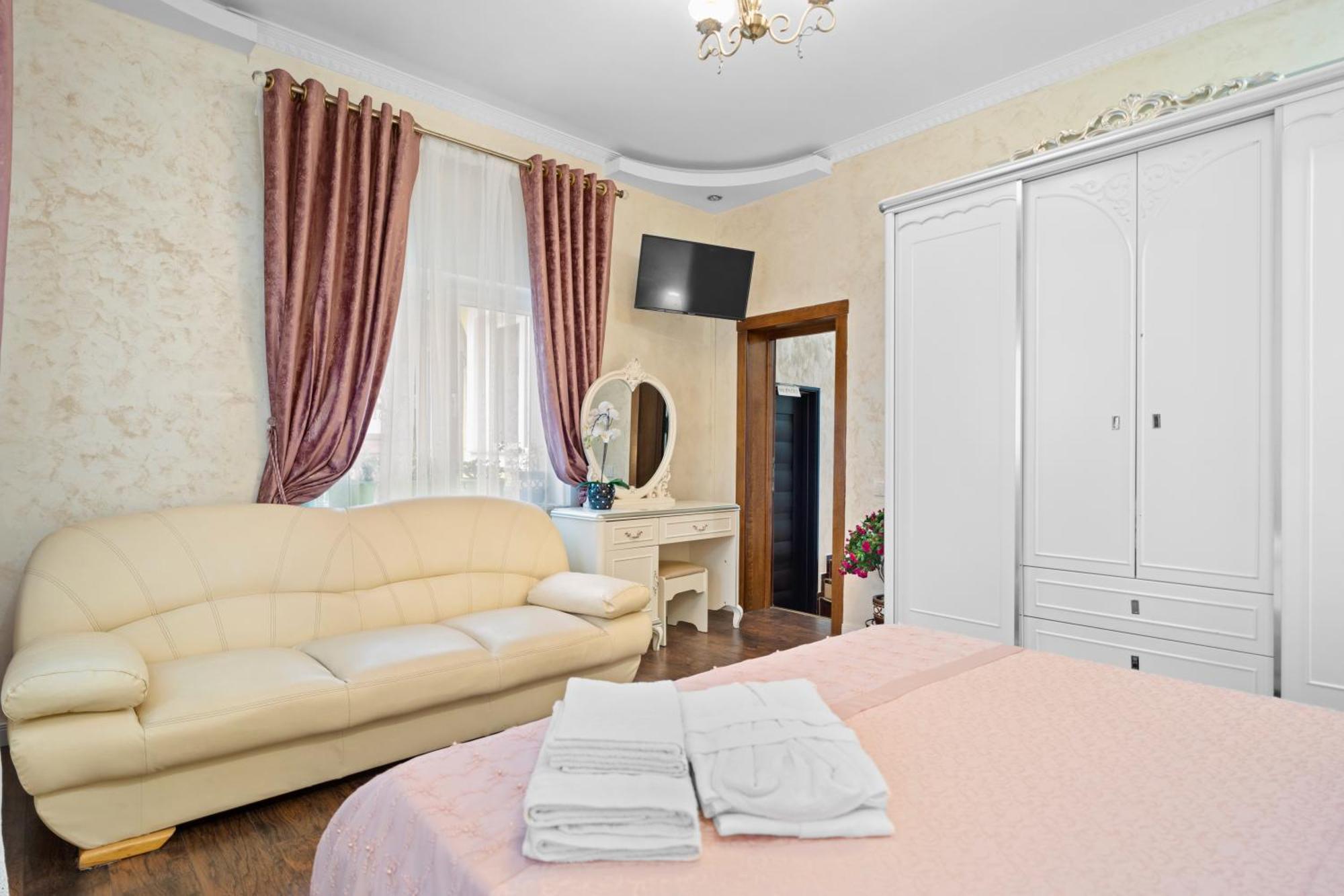 Luxurious Villa With Lush Garden And Huge Terrace Near Herastrau Park Bucarest Extérieur photo