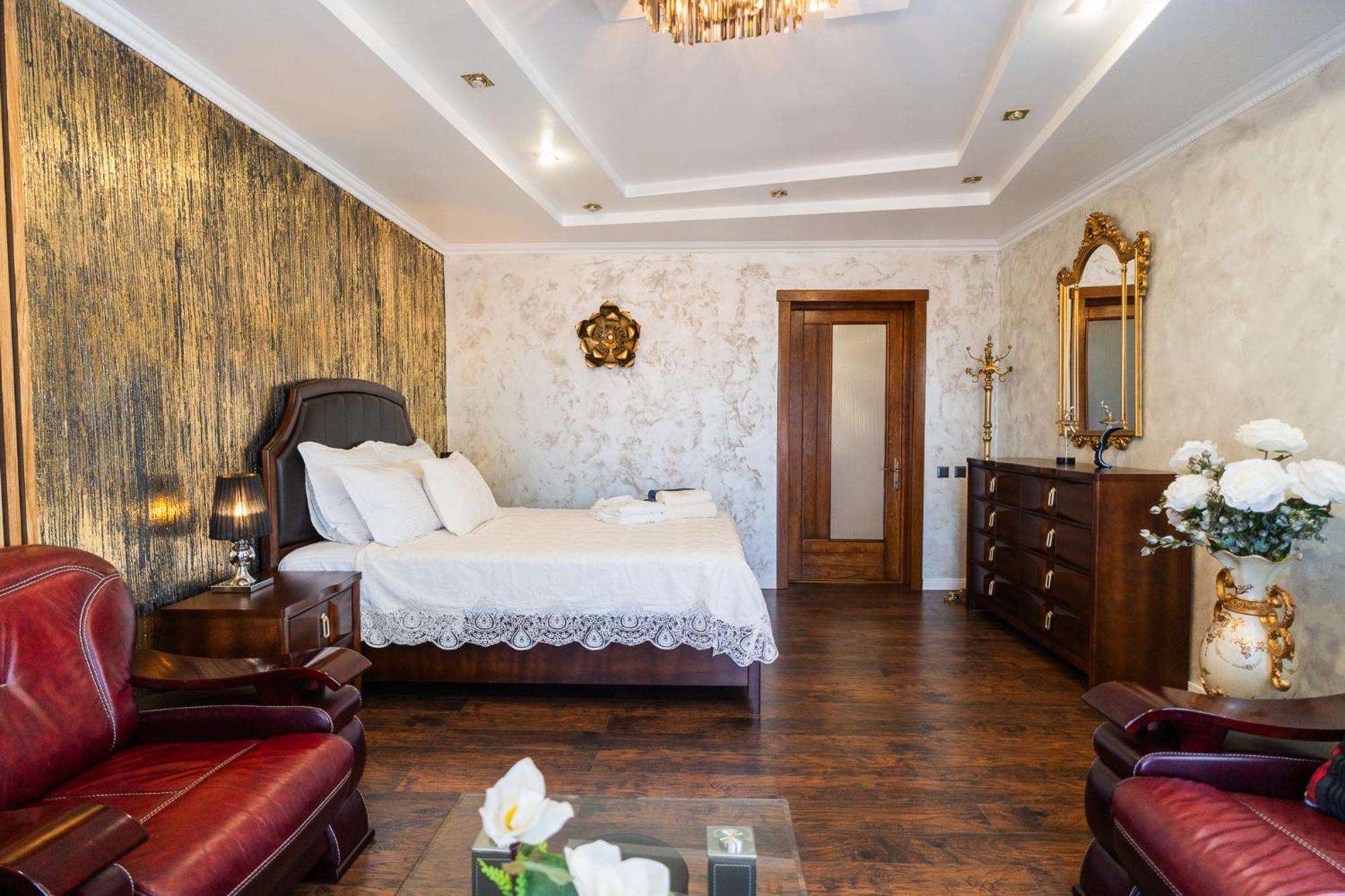 Luxurious Villa With Lush Garden And Huge Terrace Near Herastrau Park Bucarest Extérieur photo