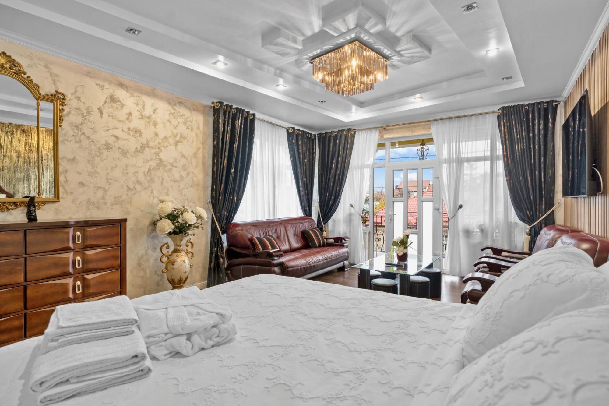 Luxurious Villa With Lush Garden And Huge Terrace Near Herastrau Park Bucarest Extérieur photo
