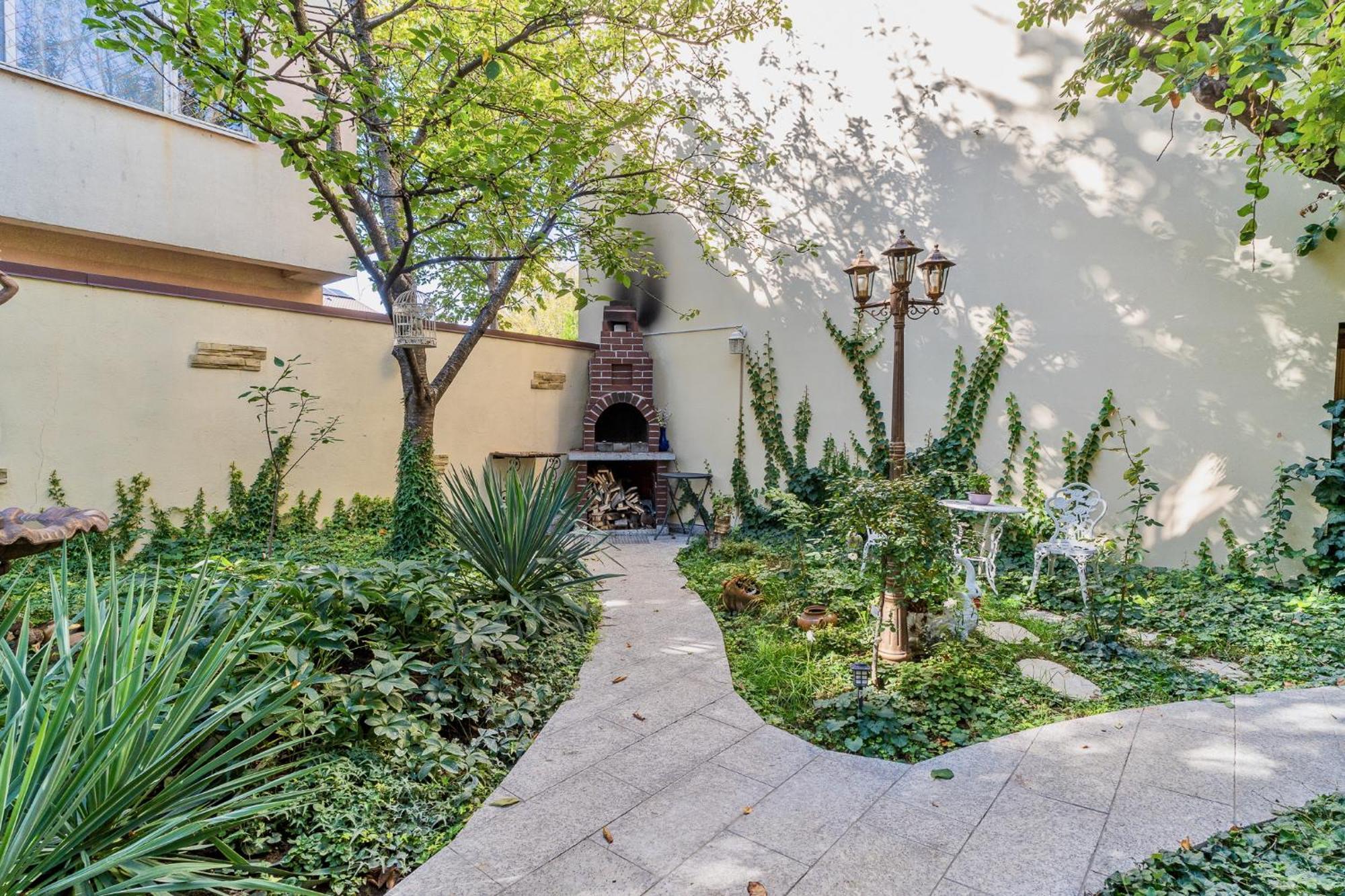 Luxurious Villa With Lush Garden And Huge Terrace Near Herastrau Park Bucarest Extérieur photo