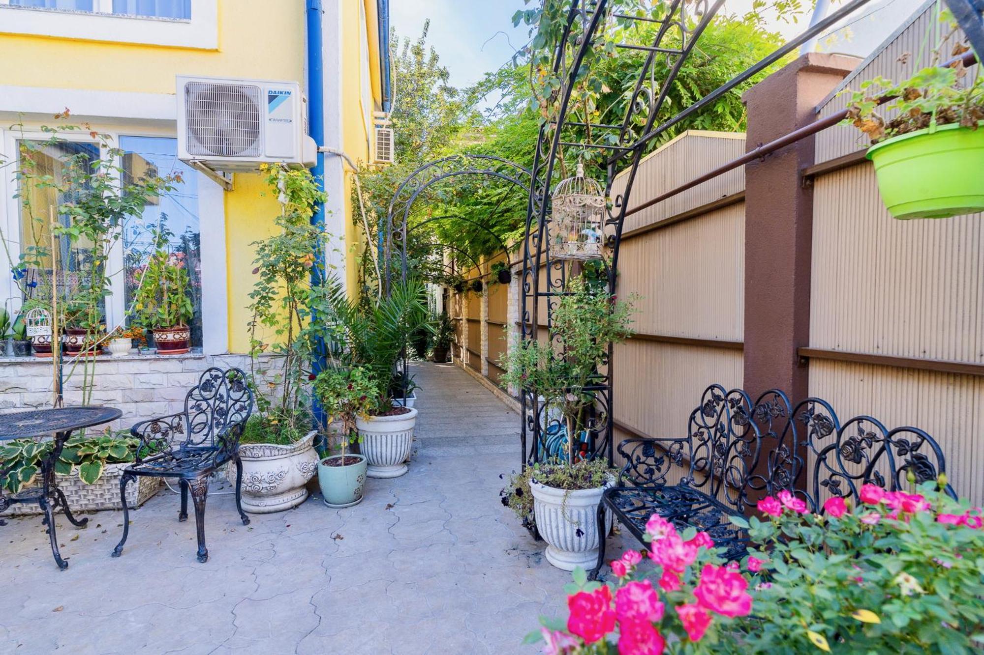 Luxurious Villa With Lush Garden And Huge Terrace Near Herastrau Park Bucarest Extérieur photo