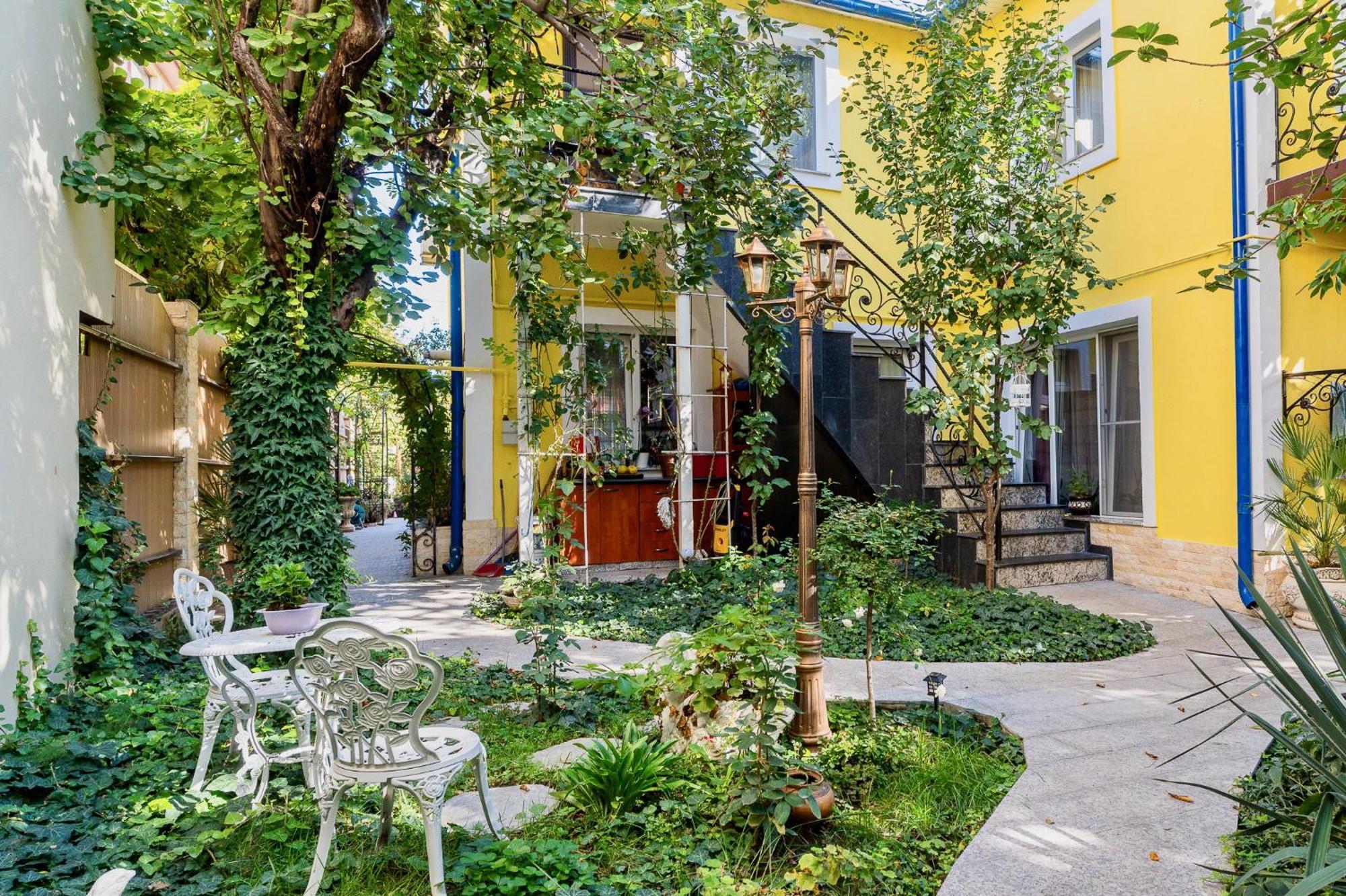 Luxurious Villa With Lush Garden And Huge Terrace Near Herastrau Park Bucarest Extérieur photo
